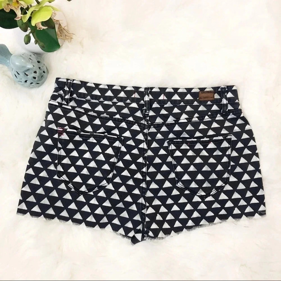 🍁 BDG High Waist Cutoff Triangle Geometric Shorts - Picture 5 of 8